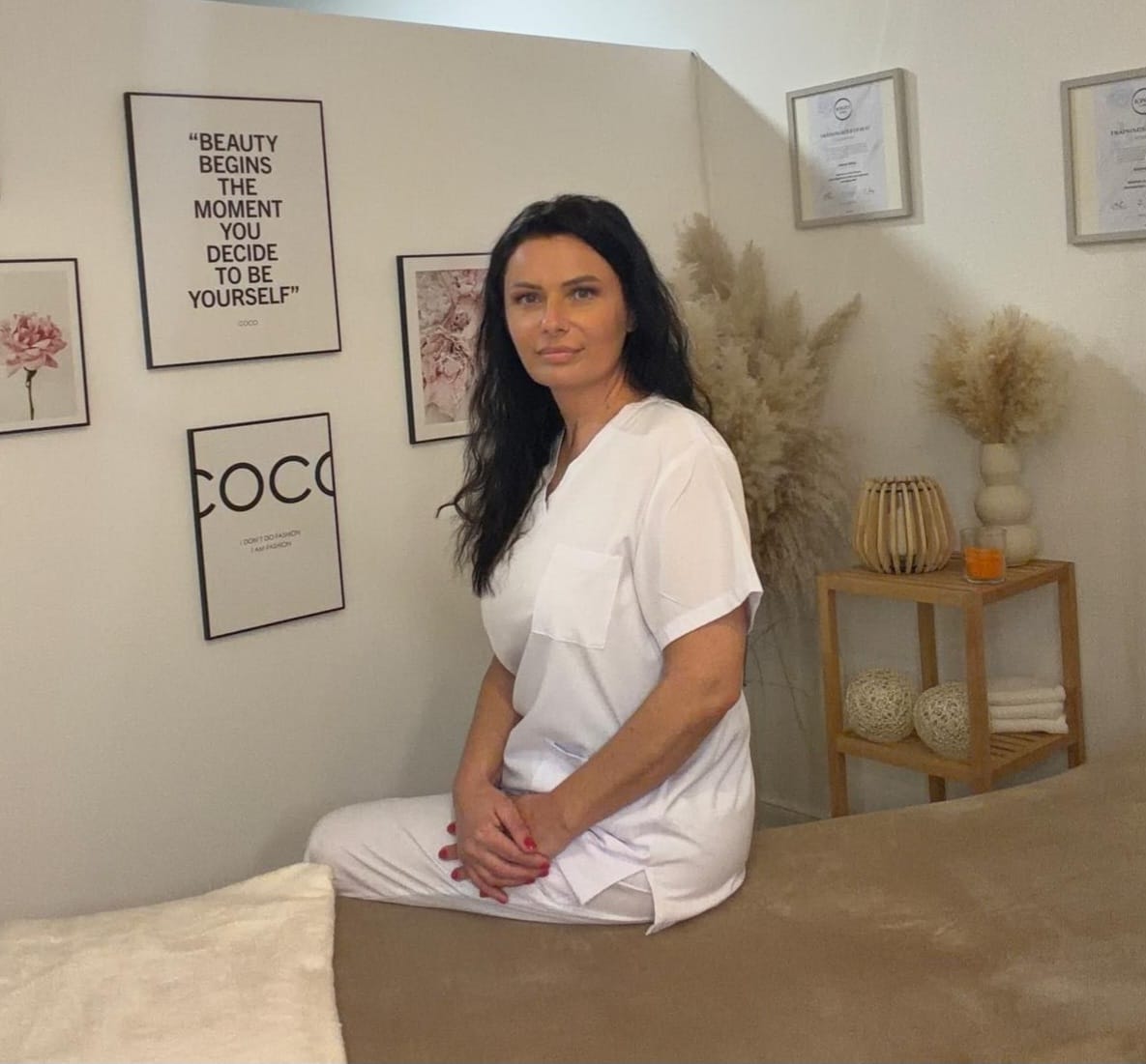 Die Inhaberin von J.R Beauty Palace in ihrem Behandlungsraum
